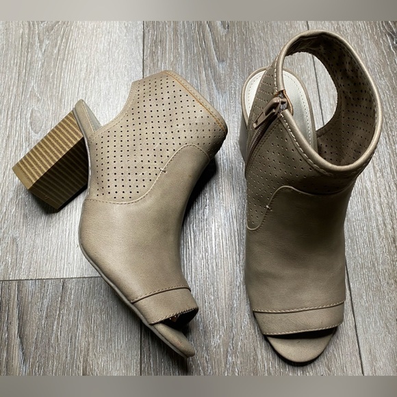 a.n.a A New Approach Women’s Brown Peep Toe Booties Tasha 7M - Picture 3 of 16